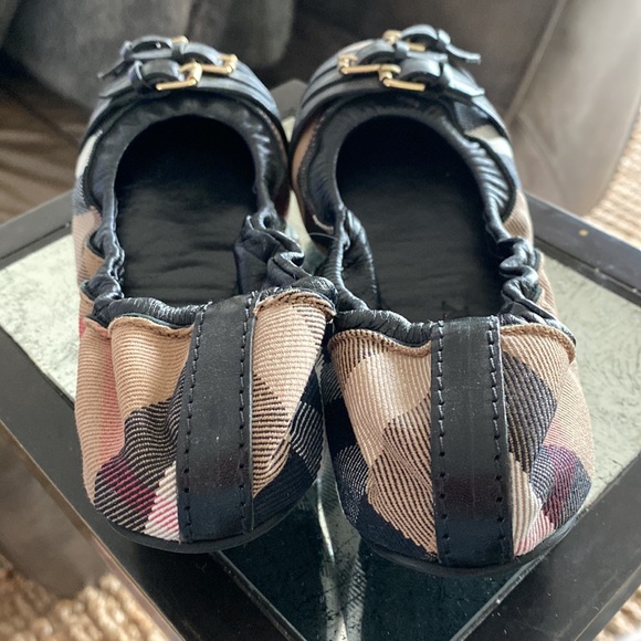 Burberry ballerina slippers worn once.  Size 5 - Picture 5 of 5